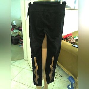 BNWT SHAPE ACTIVE WEAR Black Leggings ZIPPERS GOLD GEOMETRIC DESIGN SZ M LINES
